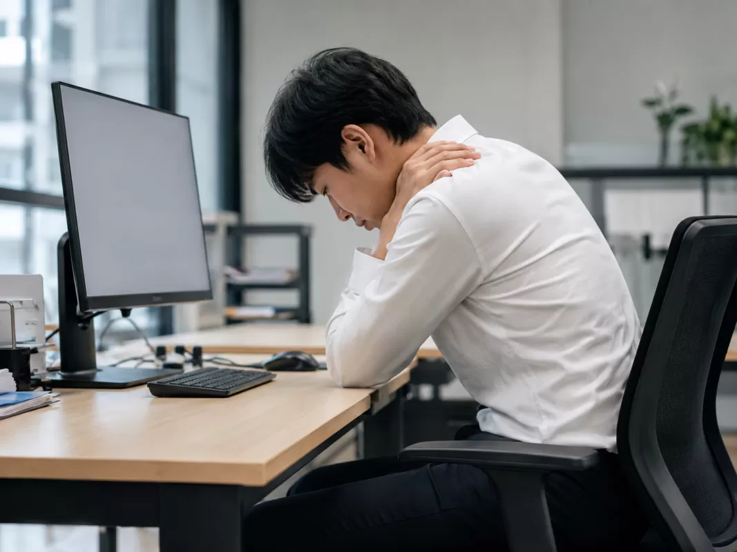 Đau cổ vai gáy, đau lưng do ngồi lâu: căn bệnh thời hiện đại không chỉ gặp ở người già